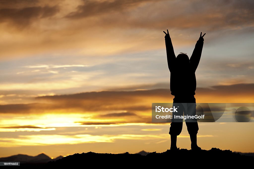 Niño feliz dando la paz señal - Foto de stock de Adolescencia libre de derechos