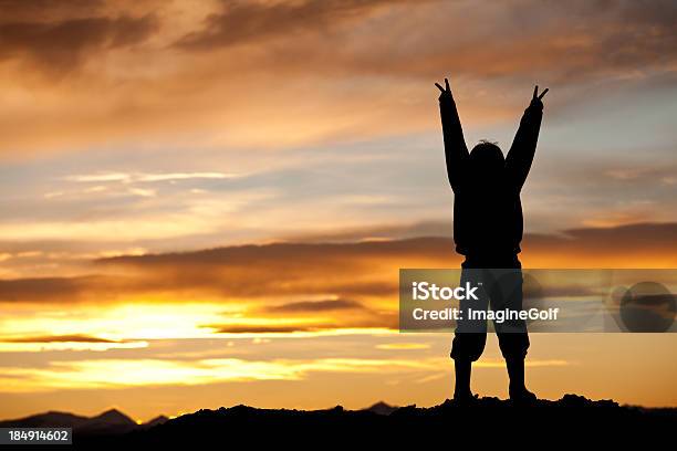 Feliz Criança Dando Sinal De Paz - Fotografias de stock e mais imagens de Adolescência - Adolescência, Alegria, Amarelo