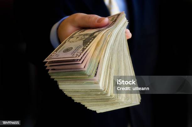 Dinero En La Mano Foto de stock y más banco de imágenes de Dinero - Dinero, Actividades bancarias, Adulto