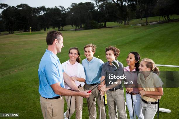 Golf Profesional Con Grupo De Niños En El Campo De Práctica De Golf Foto de stock y más banco de imágenes de Golf