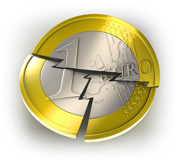 euro dernières, cible avec un tracé de détourage - euro symbol crisis time debt photos et images de collection