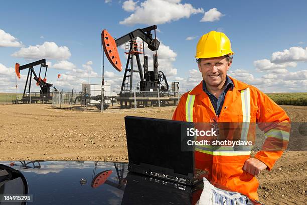 Pompa Dellolio E Del Computer - Fotografie stock e altre immagini di Computer portatile - Computer portatile, Minatore, Industria energetica