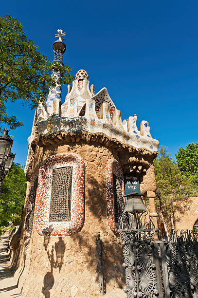 barcelona parc guell gaudi gatehouse hiszpania - gracia zdjęcia i obrazy z banku zdjęć