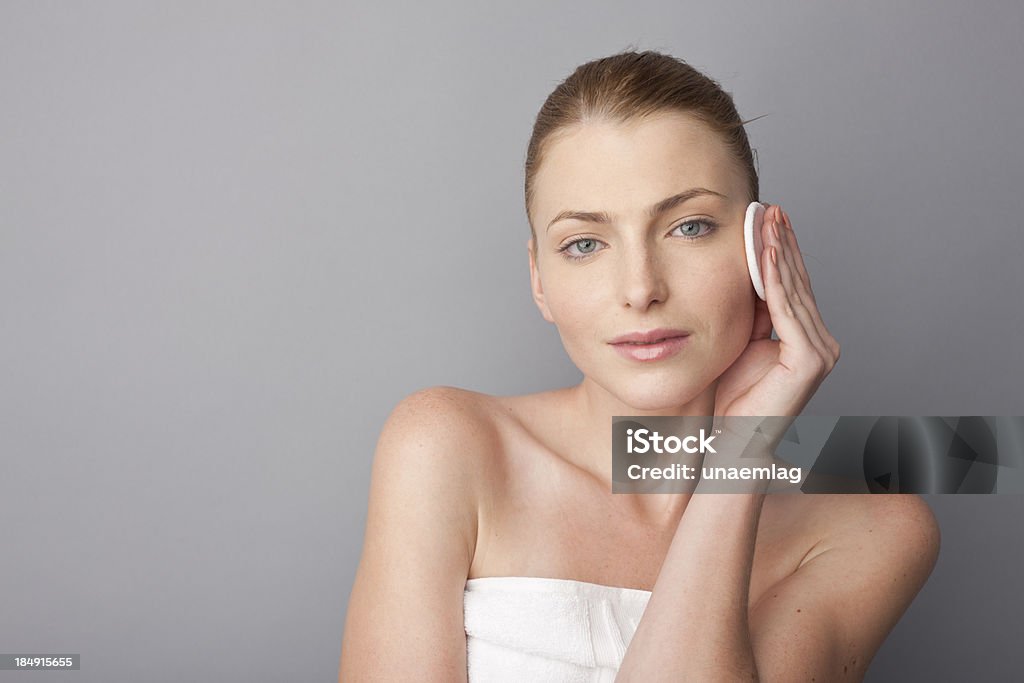 Mujer usando una almohadilla cosmética - Foto de stock de Algodón - Textil libre de derechos