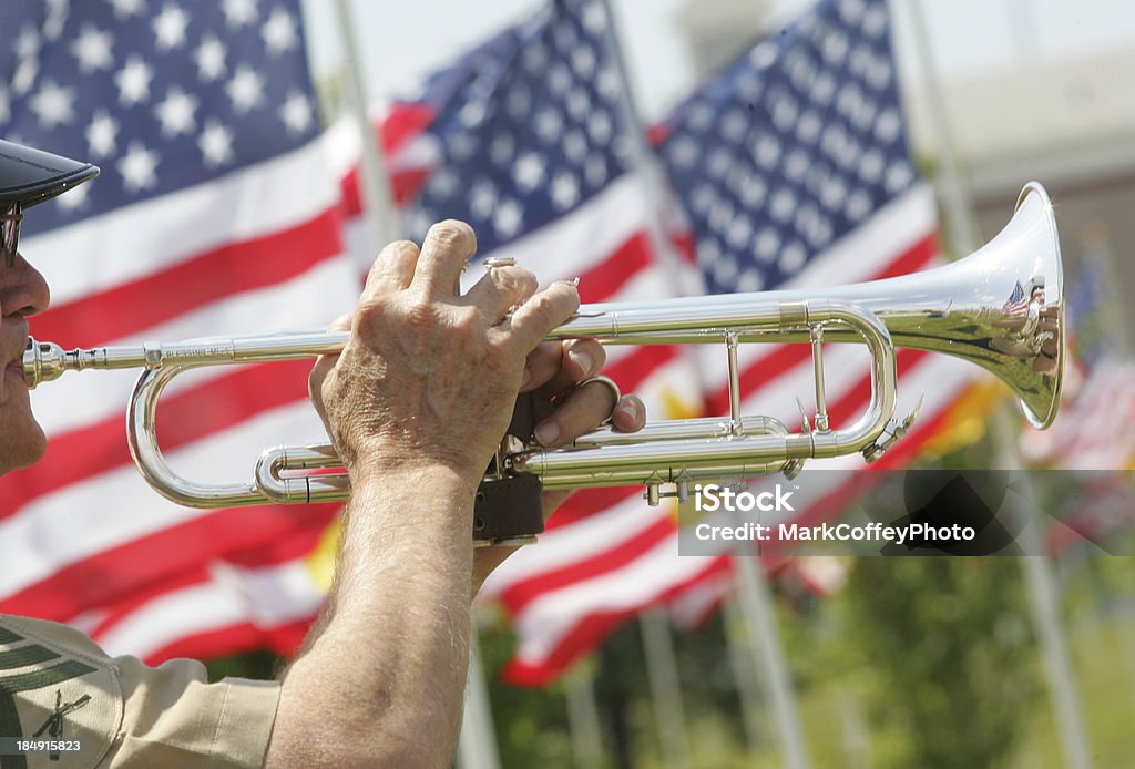 Bugler com bandeiras norte-americanas - Foto de stock de Cantar royalty-free