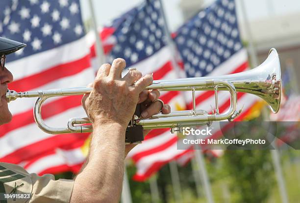 Foto de Bugler Com Bandeiras Norteamericanas e mais fotos de stock de Cantar - Cantar, Patriotismo, Bandeira Norte-Americana