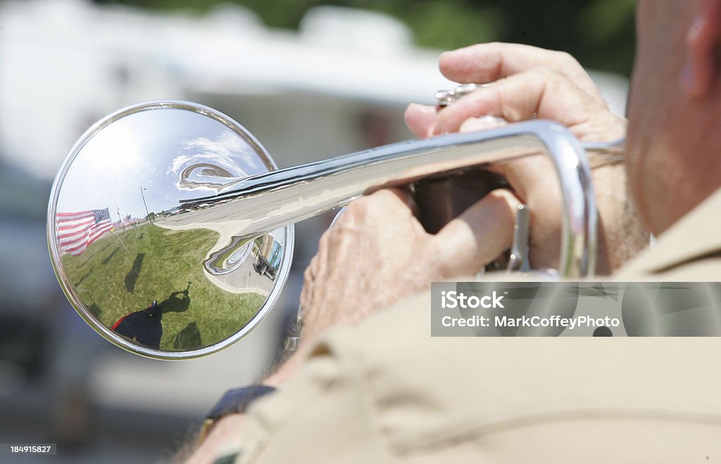 Riflesso attraverso una Tromba militare - Foto stock royalty-free di Tromba militare