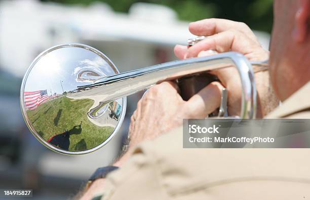 Riflesso Attraverso Una Tromba Militare - Fotografie stock e altre immagini di Tromba militare - Tromba militare, Forze armate, Bramire