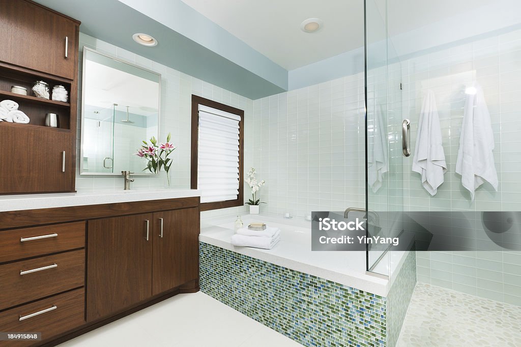 Moderno Home casa de banho com Banheira Chuveiro e suspenso, de Barbear - Royalty-free Casa de banho Foto de stock