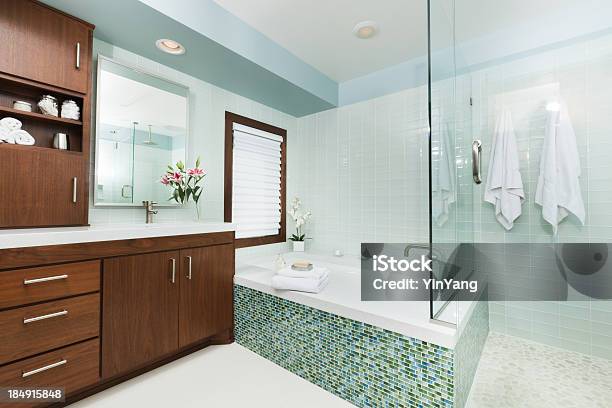 Moderno Home Casa De Banho Com Banheira Chuveiro E Suspenso De Barbear - Fotografias de stock e mais imagens de Casa de banho
