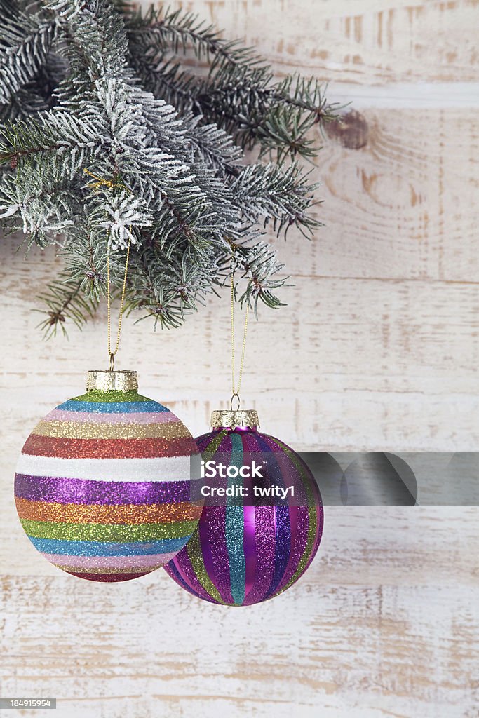 Árbol de Navidad y bauble - Foto de stock de Adorno de navidad libre de derechos