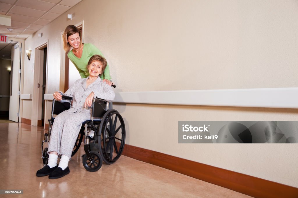 Femme avec une femme âgée en fauteuil roulant - Photo de Adulte libre de droits