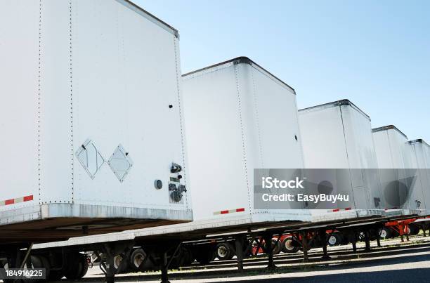 半トラックトレーラー - 車両 トレーラーのストックフォトや画像を多数ご用意 - 車両 トレーラー, 大型トレーラー, 並んでいる