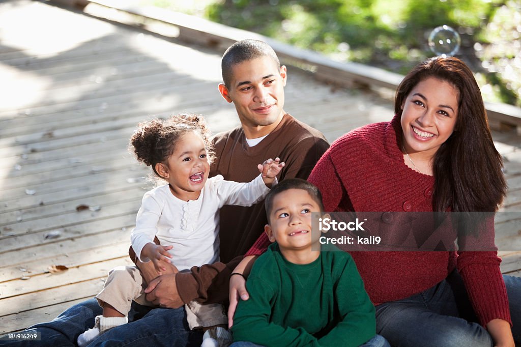 Joven familia hispana en el parque - Foto de stock de Familia libre de derechos