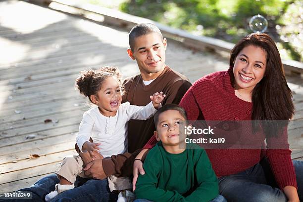 Jovem Hispânico Família No Parque - Fotografias de stock e mais imagens de Família - Família, Felicidade, Ao Ar Livre