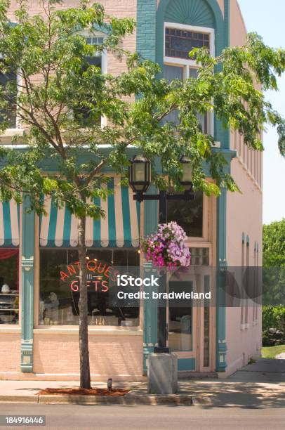 Malerische Antiquitäten Kaufen Stockfoto und mehr Bilder von Amerikanisches Kleinstadtleben - Amerikanisches Kleinstadtleben, Stadtzentrum, Einkaufen