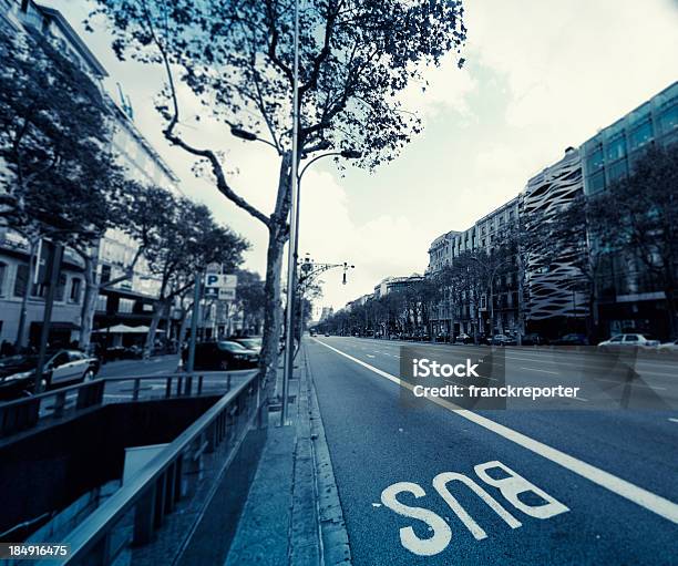 Barcellona Street View In Passeig De Gracia - Fotografie stock e altre immagini di Automobile - Automobile, Barcellona - Spagna, Città