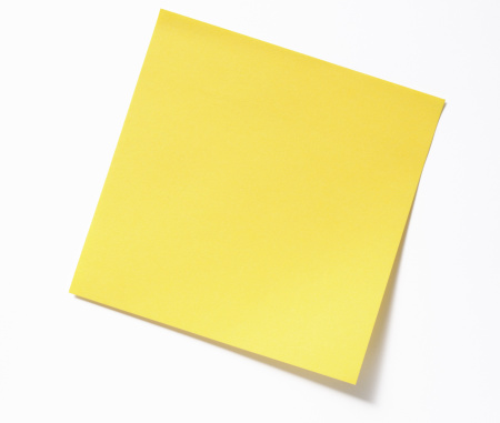 Imagen de blanco aislado amarillo nota adhesiva sobre fondo blanco photo