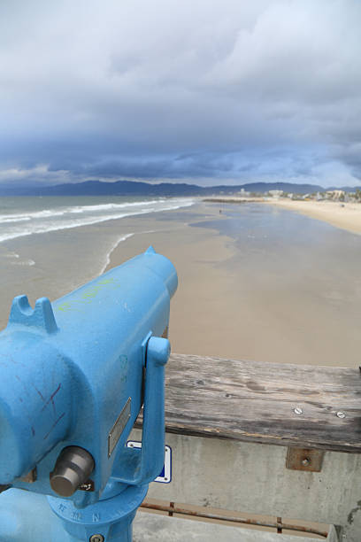 telescópio no pier de santa mônica - santa monica pier beach panoramic santa monica imagens e fotografias de stock