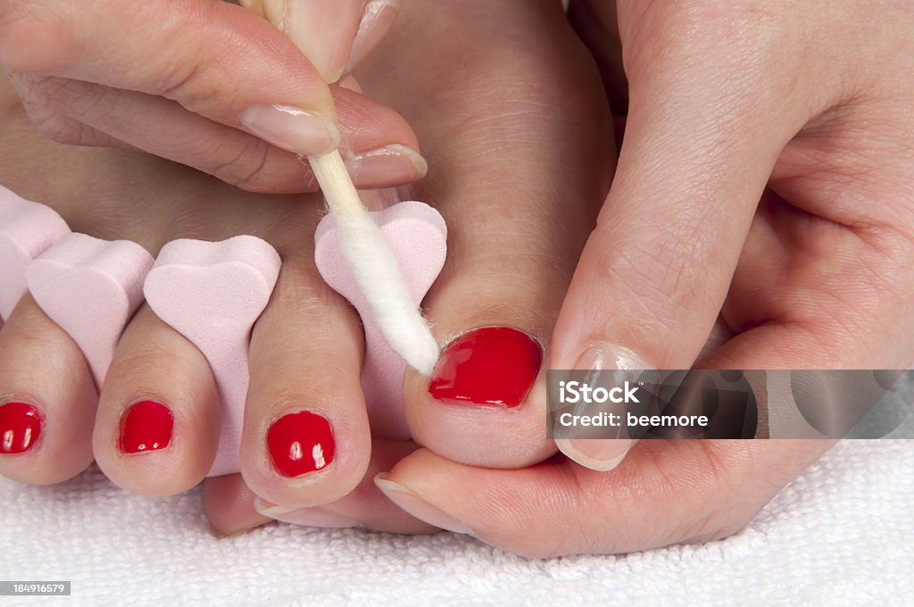 Remoção de unhas acrílicas tinta vermelha ponta dos dedos - Foto de stock de Adulto royalty-free