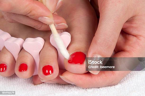 Foto de Remoção De Unhas Acrílicas Tinta Vermelha Ponta Dos Dedos e mais fotos de stock de Adulto