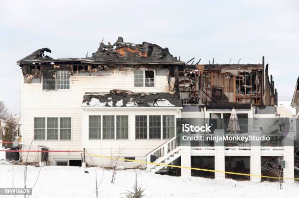 Fire Schäden An Einem Großen Hosue Stockfoto und mehr Bilder von Wohnhaus - Wohnhaus, Feuer, Zurückgelassen