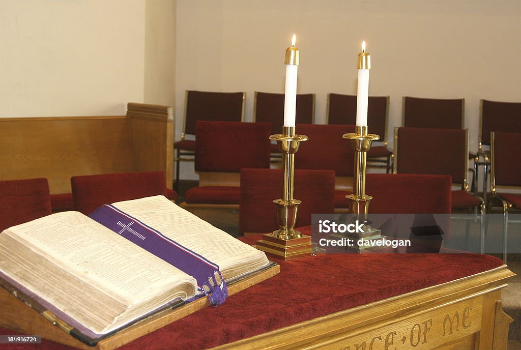 Preghiera in chiesa Altare - Foto stock royalty-free di Altare