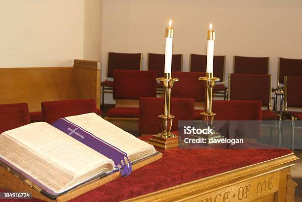 Preghiera In Chiesa Altare - Fotografie stock e altre immagini di Altare - Altare, Bibbia, Candela - Attrezzatura per illuminazione