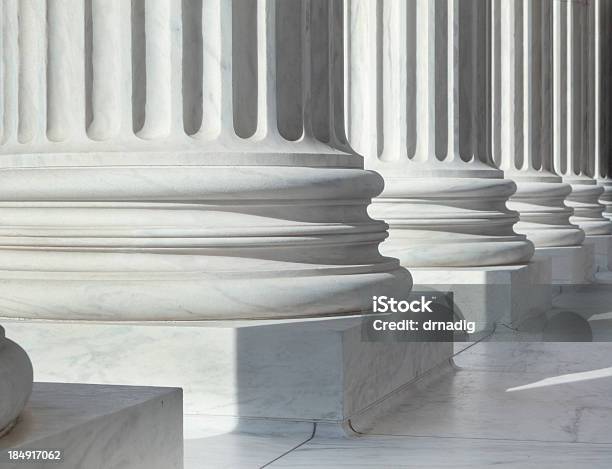 Coluna Fora Dos Eua Edifício Do Supremo Tribunal - Fotografias de stock e mais imagens de Governo - Governo, Coluna arquitetónica, Lei