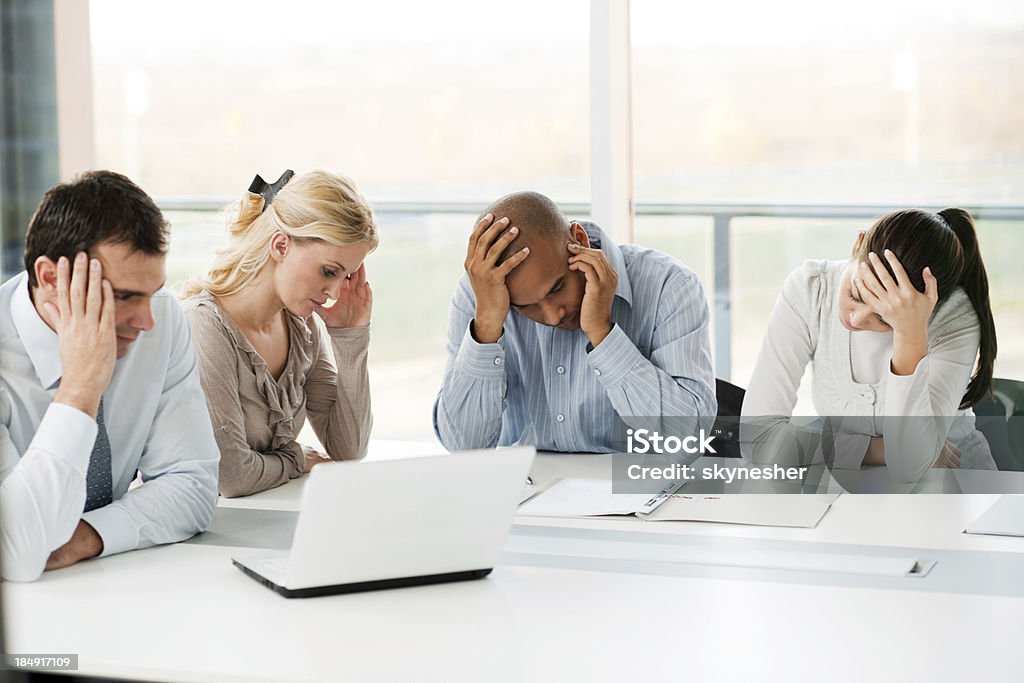 Estresante grupo de empresarios tener problemas. - Foto de stock de Trabajo en equipo libre de derechos