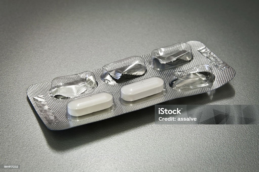 Blanco comprimidos en un recipiente de píldoras - Foto de stock de Abierto libre de derechos