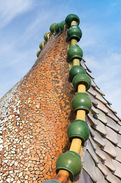 detalhe de arquitetura de casa batllo em barcelona - mosaic tile antonio gaudi art imagens e fotografias de stock