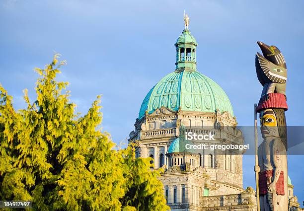 Photo libre de droit de Totem Du Parlement À Victoria En Colombiebritannique banque d'images et plus d'images libres de droit de Totem