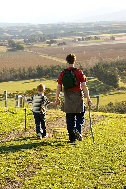 daddy e filho - handcarves nature sports and fitness people imagens e fotografias de stock