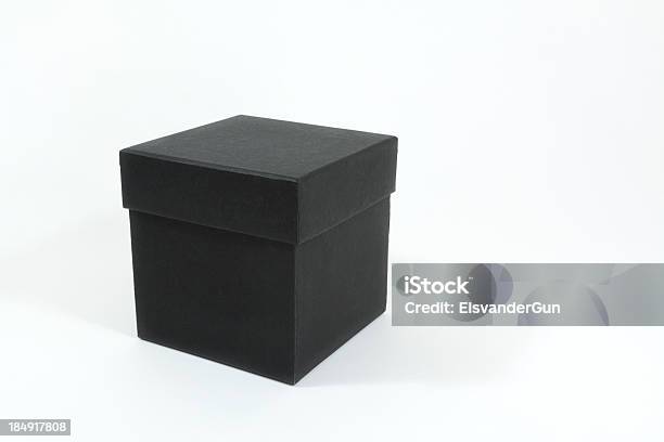 Quadrado Preta Caixa - Fotografias de stock e mais imagens de Caixa de presentes - Caixa de presentes, Cor preta, Figura para recortar