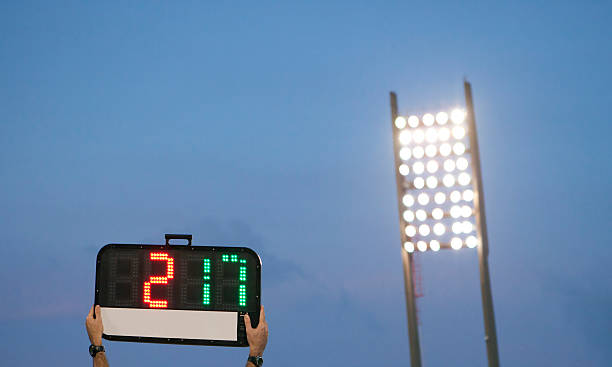 troca de - referee soccer authority linesman - fotografias e filmes do acervo