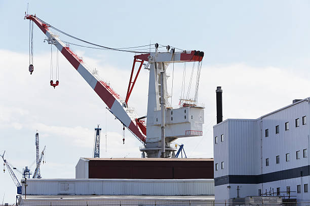 estaleiro monstro guindaste - crane shipyard construction pulley imagens e fotografias de stock