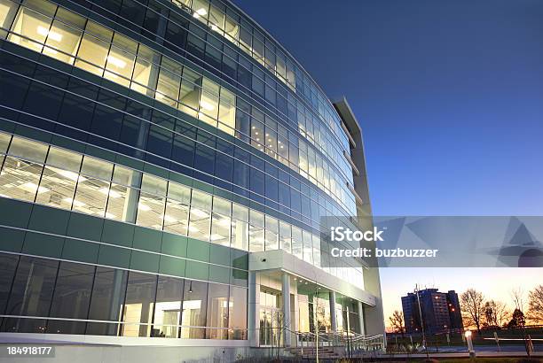 Moderne Glasbürogebäude Am Sonnenuntergang Stockfoto und mehr Bilder von Bürogebäude - Bürogebäude, Außenaufnahme von Gebäuden, Beleuchtet