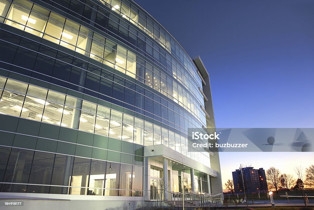 Bâtiment de bureau moderne en verre au coucher du soleil - Photo de Bâtiment vu de l'extérieur libre de droits