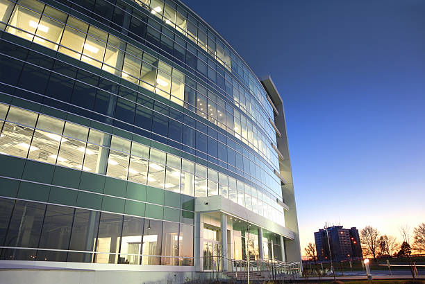 edificio per uffici moderni vetro al tramonto - quartiere generale foto e immagini stock