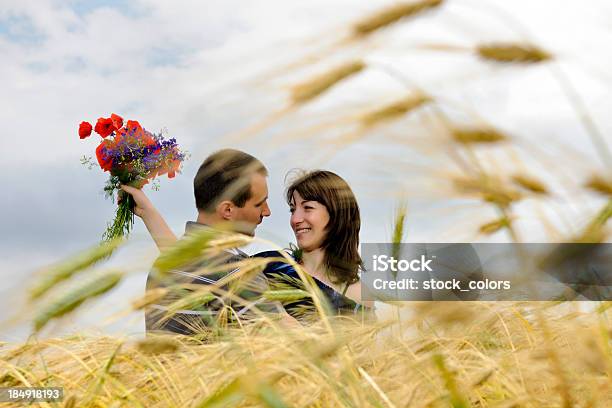 Foto de Casal Na Natureza e mais fotos de stock de Abraçar - Abraçar, Adulto, Agricultura