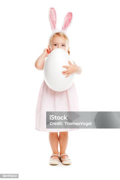 Bambina Con Orecchie Da Coniglio E Uovo Di Pasqua - Fotografie stock e altre immagini di Pasqua - Pasqua, Bambino, Scontornabile