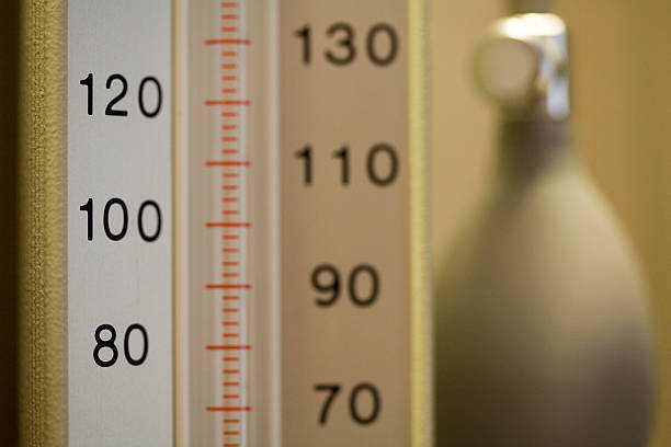 sphygmomanometer blutdruck überprüfen - hypertensive blood pressure gauge mercury physical pressure stock-fotos und bilder