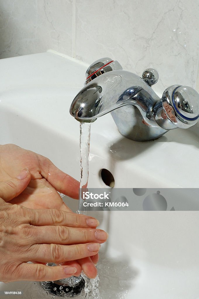Lavarsi le mani - Foto stock royalty-free di Accendere e spegnere