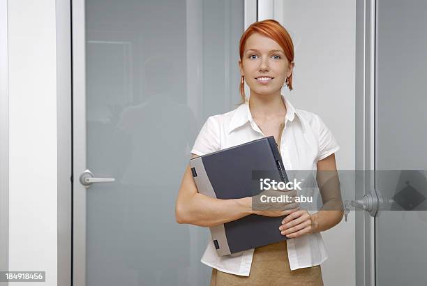 Mujer De Negocios En La Oficina Foto de stock y más banco de imágenes de Adulto - Adulto, Adulto joven, Alegre