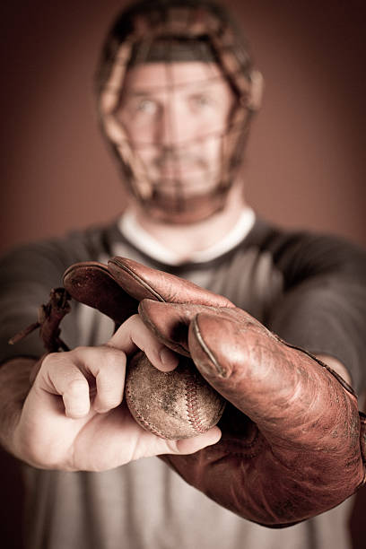 vintage jogador de basebol na posição de captura com a bola e a luva - baseball catcher baseball player old fashioned looking at camera imagens e fotografias de stock