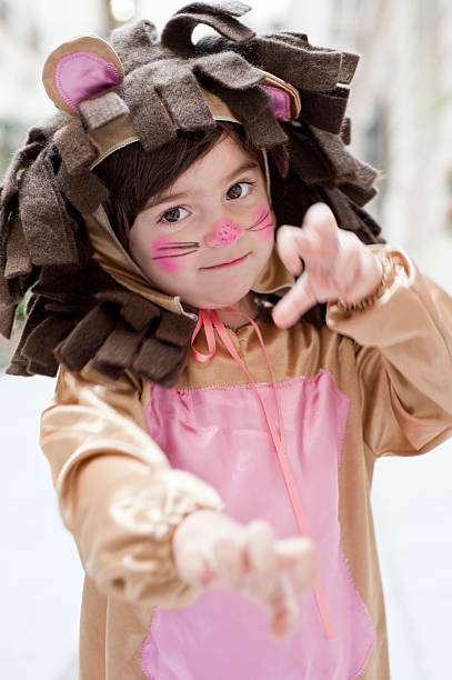 bebé niña león - costume halloween lion baby fotografías e imágenes de stock