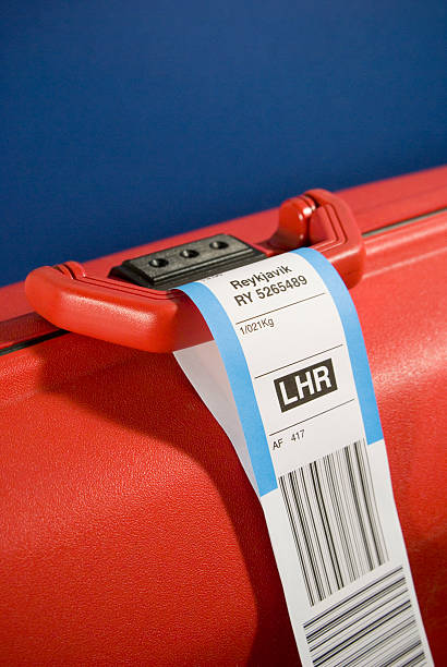 destino reykjavik - suitcase travel luggage label - fotografias e filmes do acervo