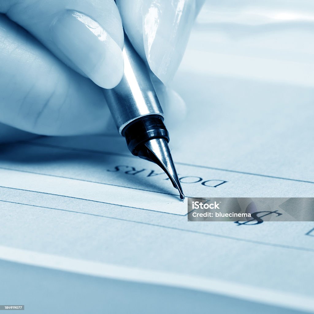 Escrevendo um cheque - Foto de stock de Atividade comercial royalty-free