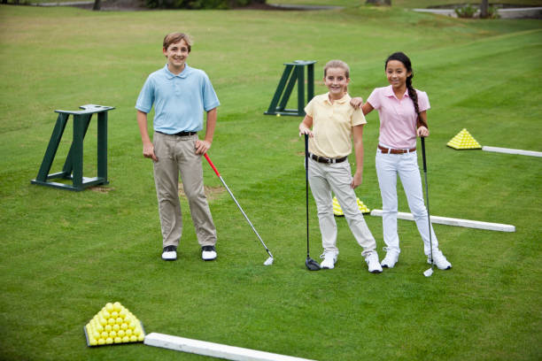 niños en el campo de práctica de golf - sc0529 fotografías e imágenes de stock